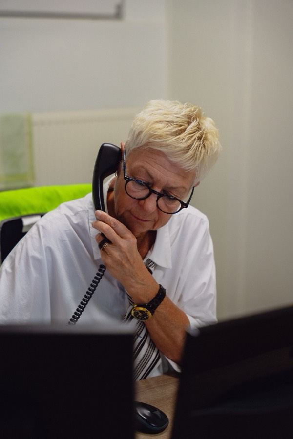 Sidegro-medewerkster beantwoordt de telefoon