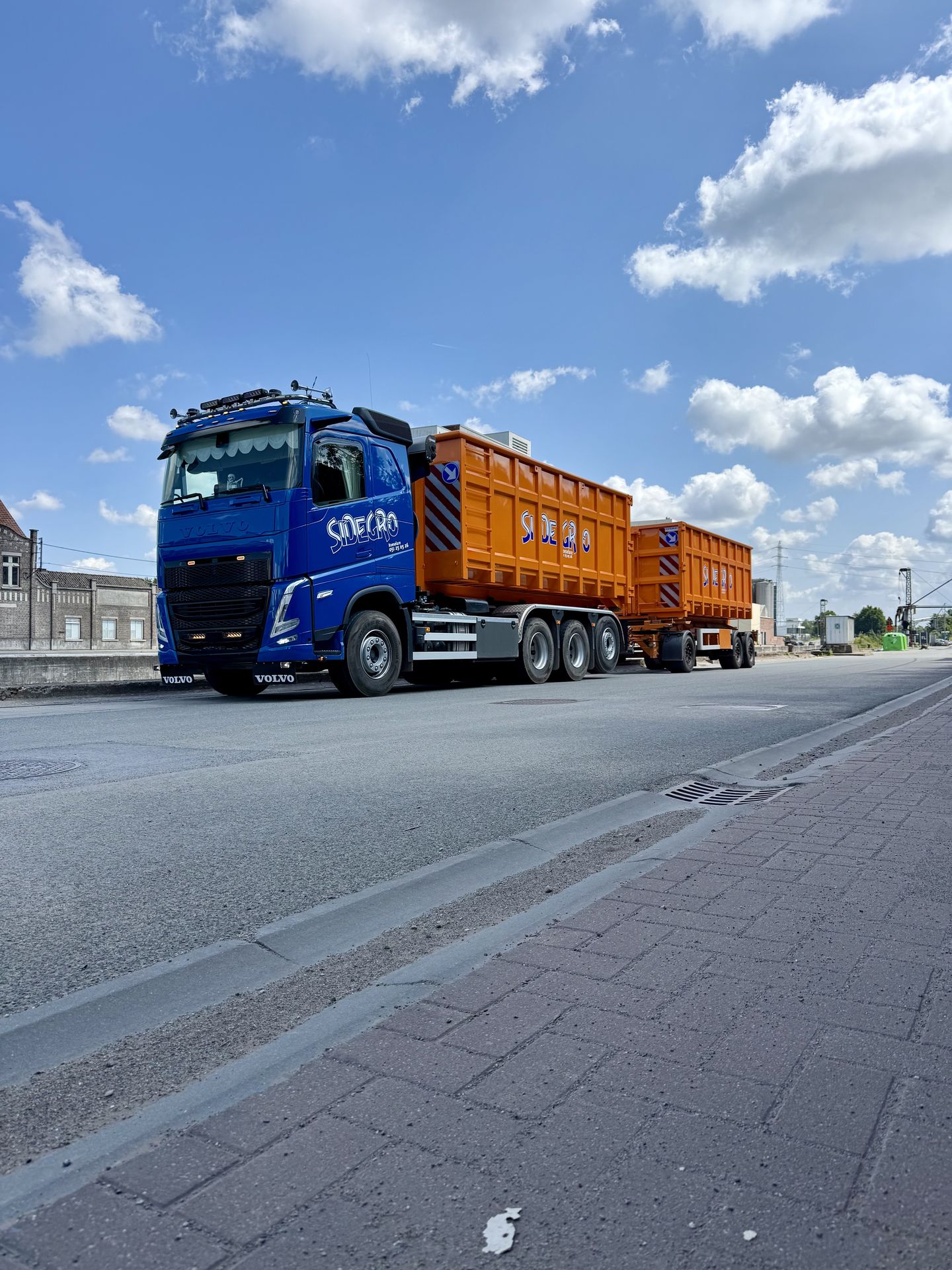 Sidegro-vrachtwagen met container onderweg in West-Vlaanderen