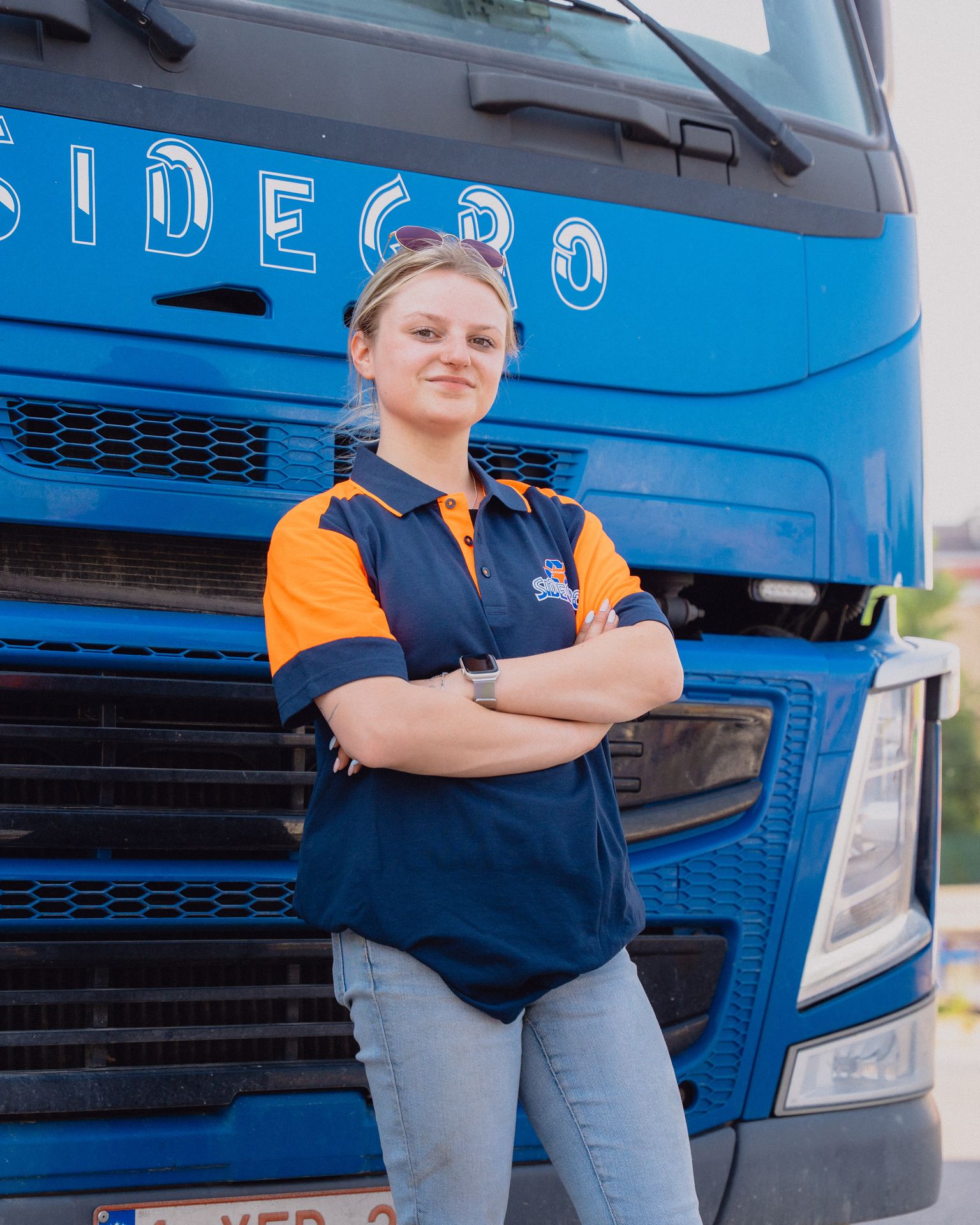 Sidegro-medewerkster voor een Sidegro-vrachtwagen