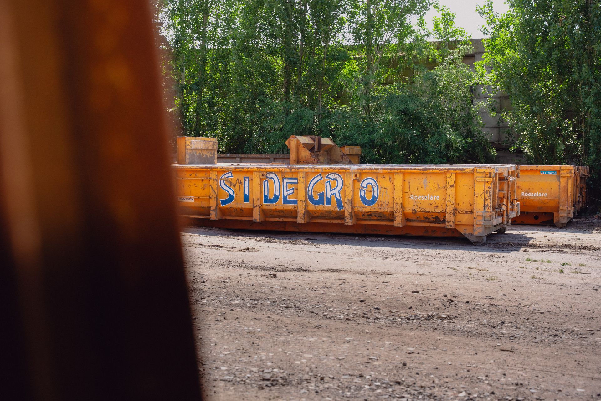 Oranje Sidegro-containers op het depot in Roeselare